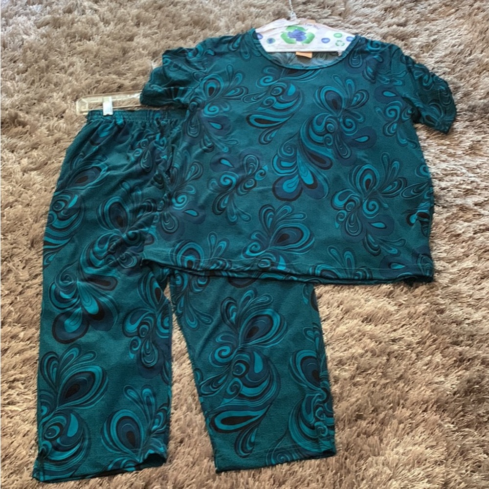 TOP AND CAPRIS ELASTIC WAIST LIKE NEW SIZE SMALL
